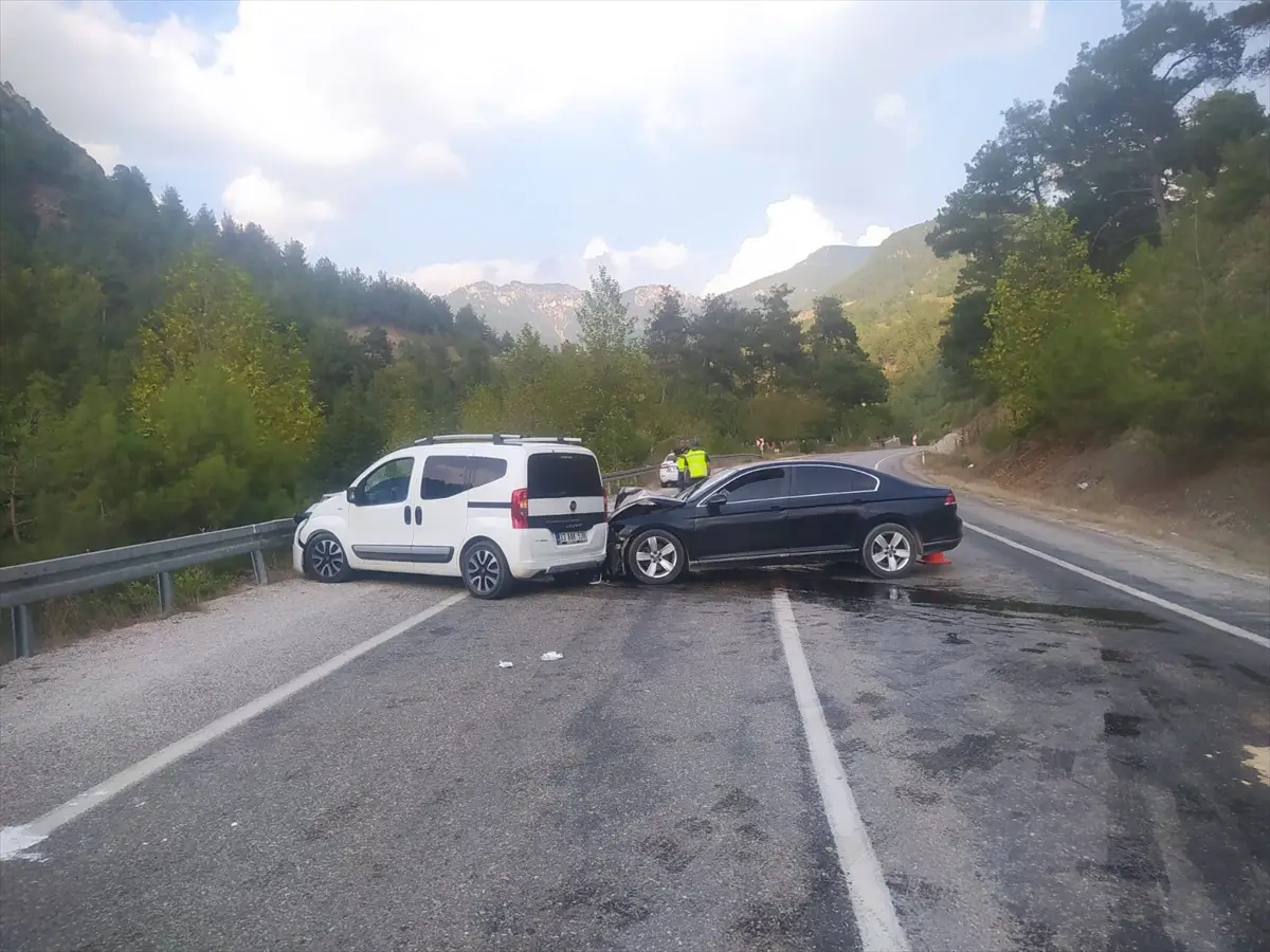Adana'da trafik kazası: Hafif ticari araç çarpıştı, 3 yaralı