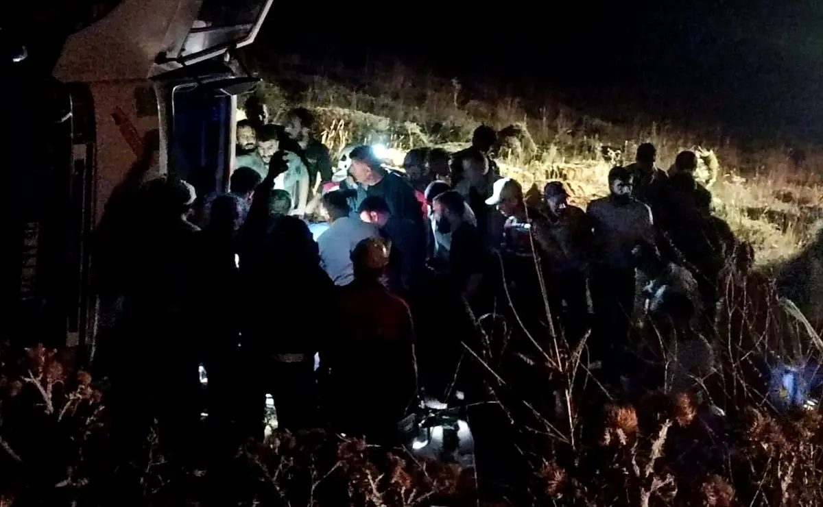 Kars'ta saman balyası yüklü kamyonet devrildi: 4 yaralı