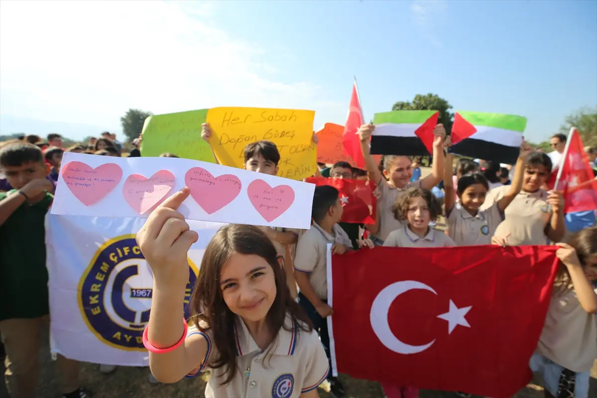 Aydın'da Gazzeli çocuklar için umut uçurtmaları havalandı