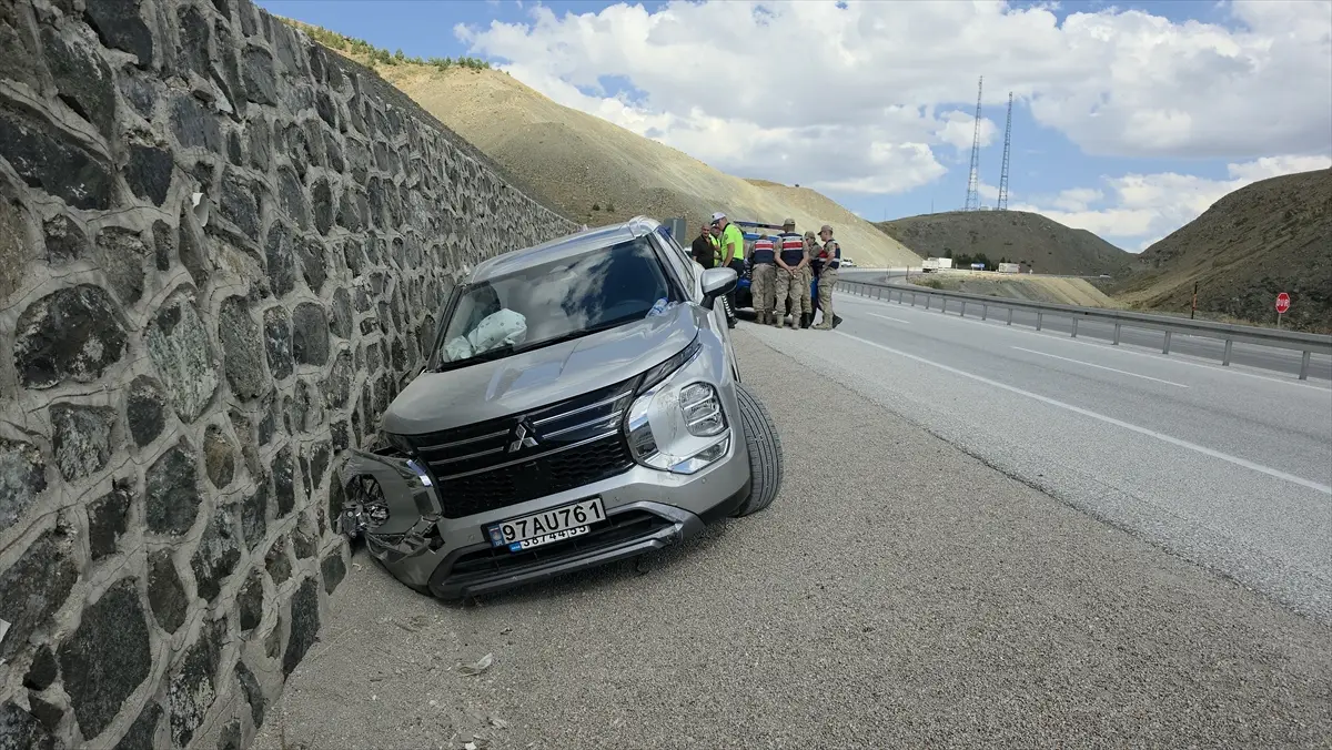 Erzincan'da SUV aracın istinat duvarına çarpması sonucu 3 kişi yaralandı