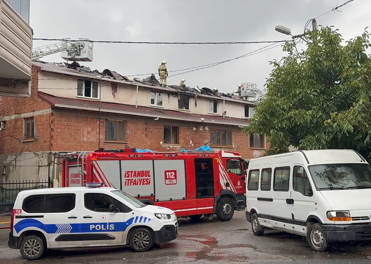 Sultanbeyli'de çatı yangını: Bir kişi dumandan etkilendi