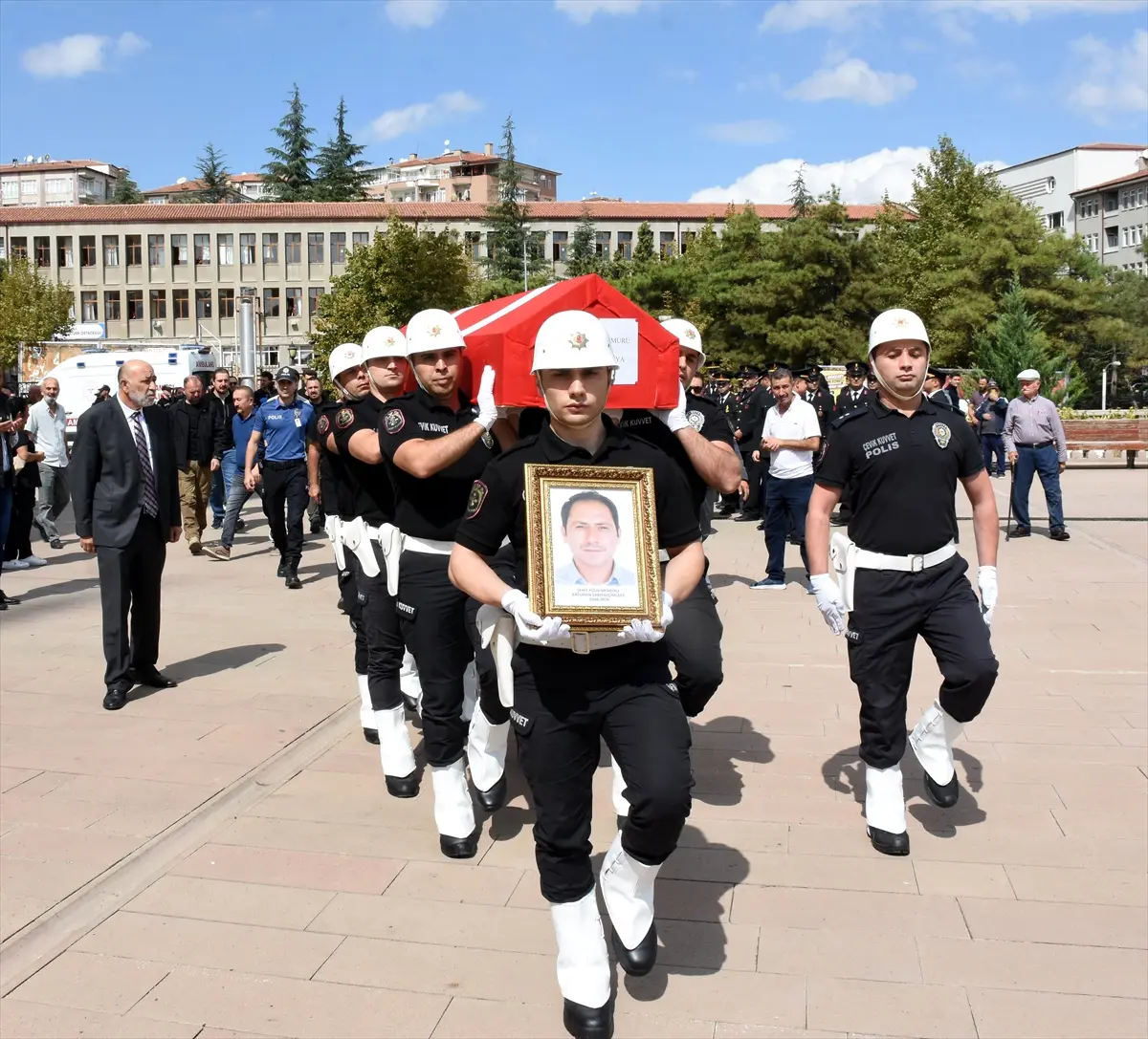 Kırıkkale'de trafik kazasına müdahale eden polis, başka bir aracın çarpması sonucu şehit oldu