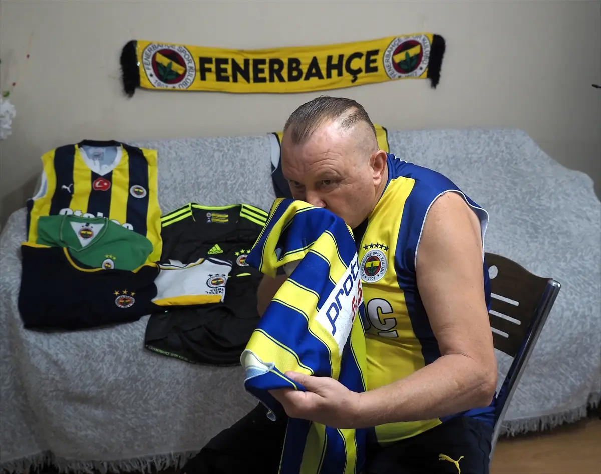 55 yıldır Fenerbahçe tutkusunu giyiyor