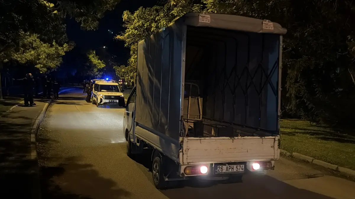 Eskişehir'de kamyonetten atlayan kadın ağır yaralandı