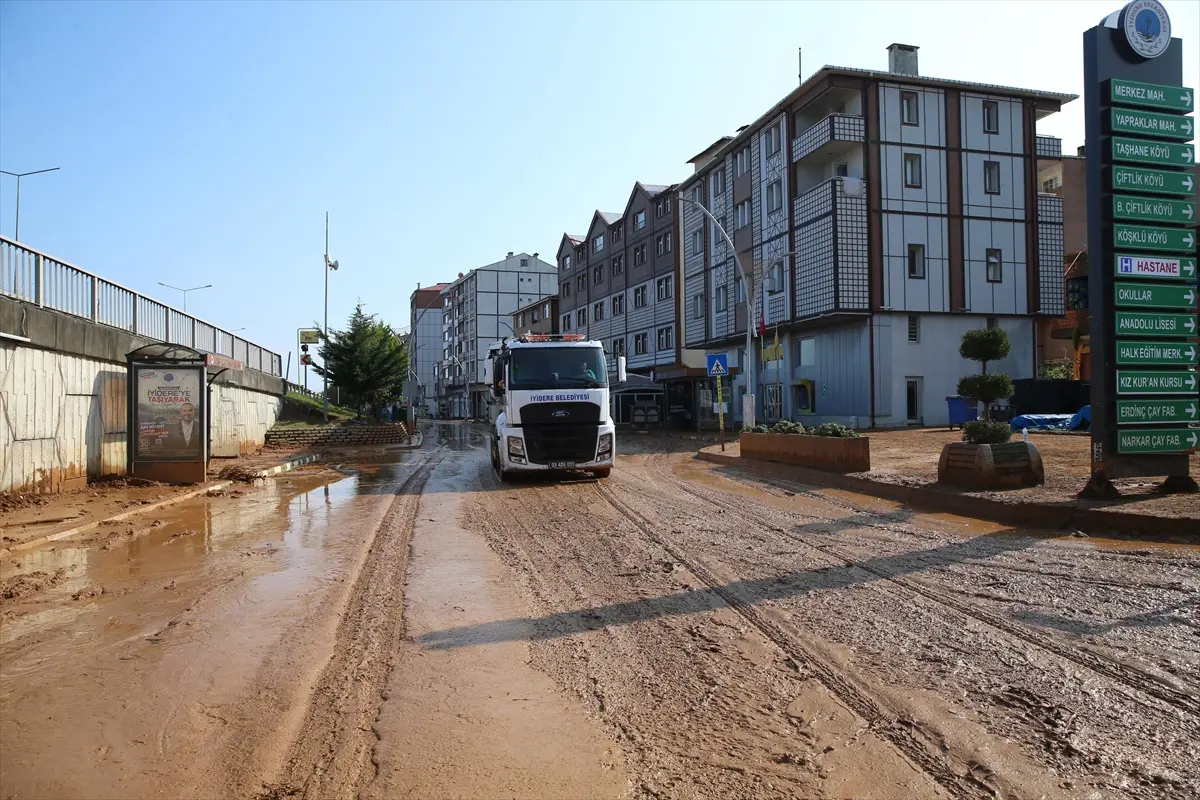 İyidere Belediye Başkanı Saffet Mete: Selde 12 araç, 21 iş yeri zarar gördü