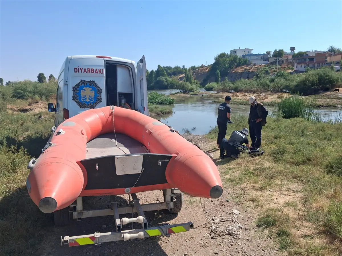 Diyarbakır'da Dicle Nehri'nde mahsur kalan keçiler kurtarıldı