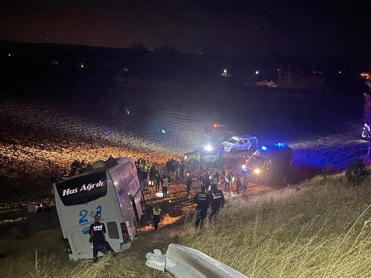 Amasya'da yolcu otobüsü tarlaya girdi: 24 yaralı