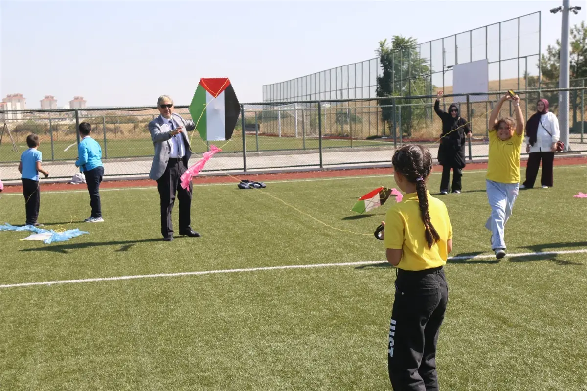 Kütahya'da uçurtmalar Gazzeli çocuklar için gökyüzüne bırakıldı