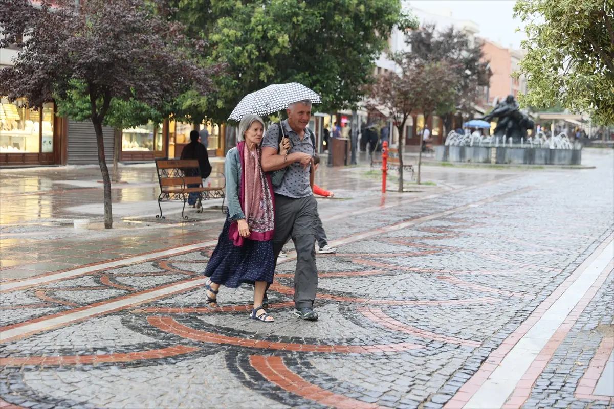 Edirne'de sağanak etkisini sürdürüyor: Günlük yaşam aksadı