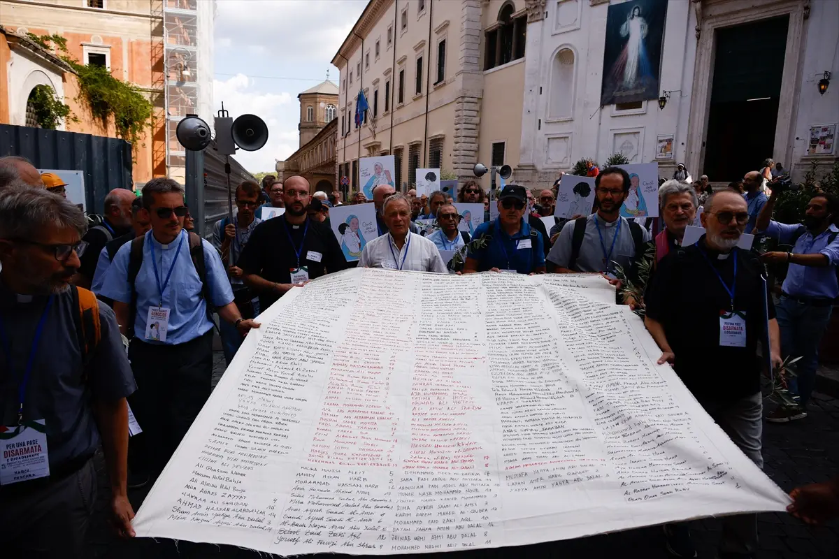 Pat Browne: Rahipler Roma'da Filistin soykırımını protesto etti