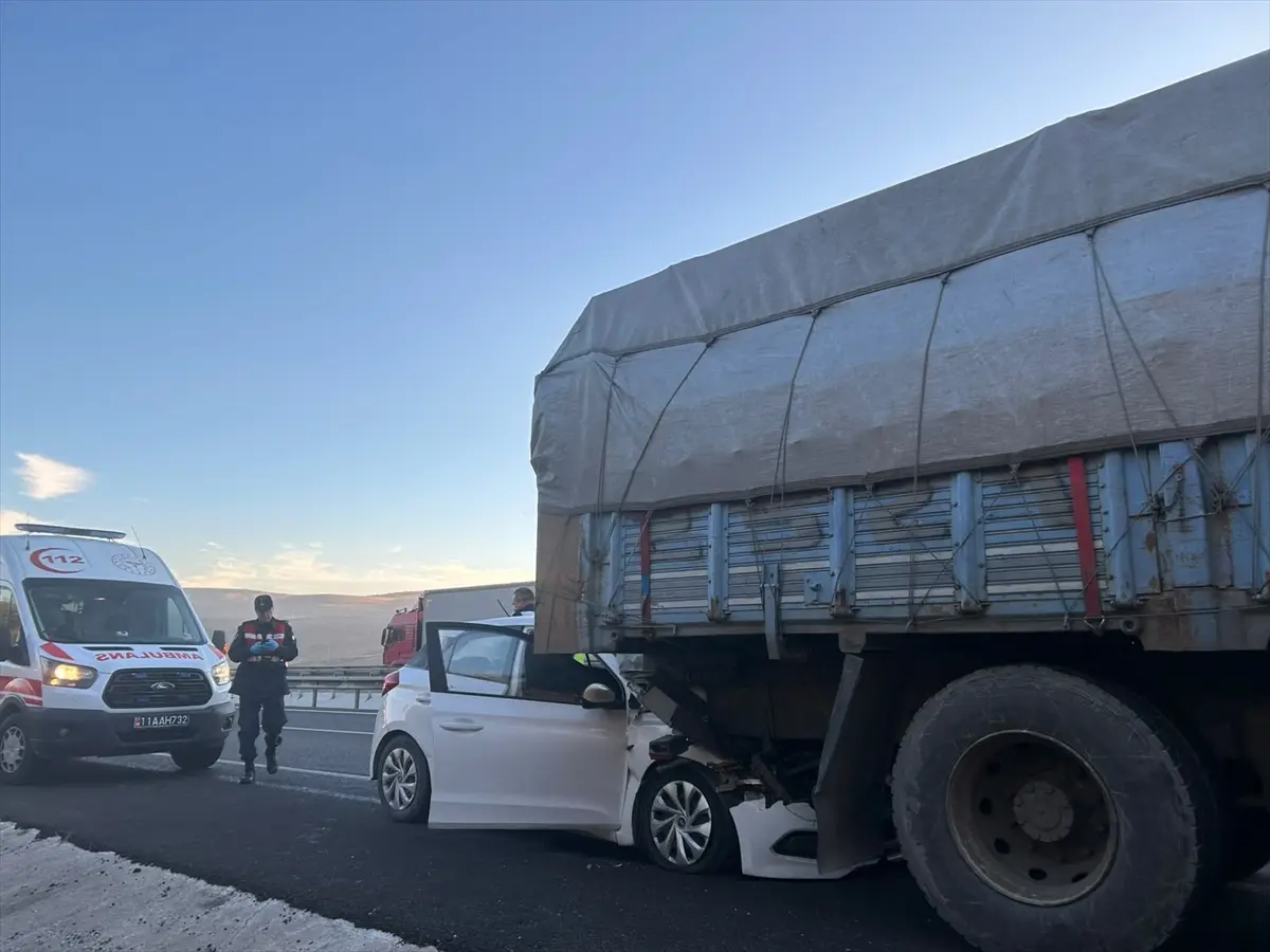 Bilecik'te feci kaza: Otomobil kamyona çarptı, 1 ölü, 2 yaralı