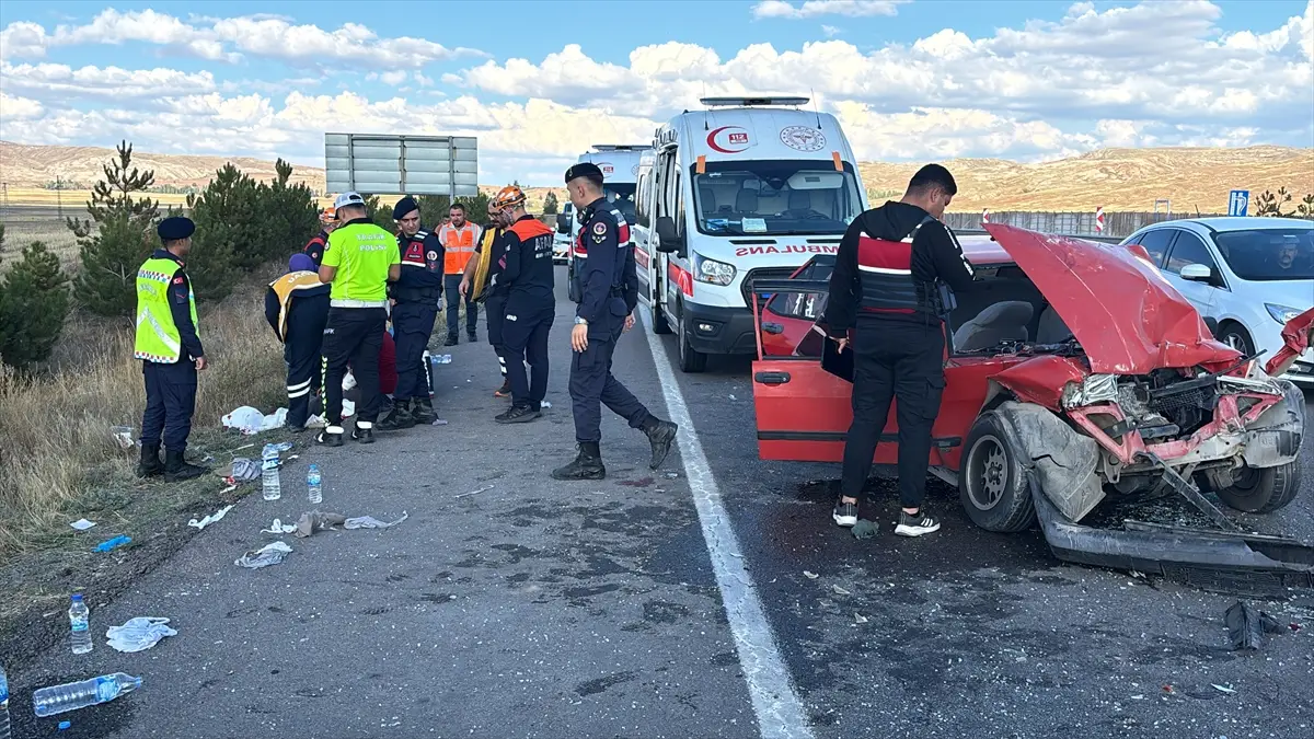 Sivas'ta tıra arkadan çarpan otomobildeki 6 kişi yaralandı