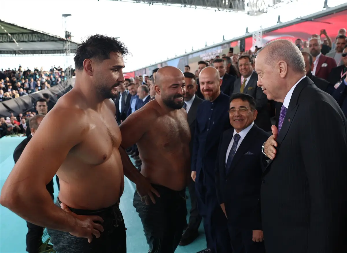 Cumhurbaşkanı Erdoğan: Yağlı Güreş Kupası finalini izledi, hediye aldı
