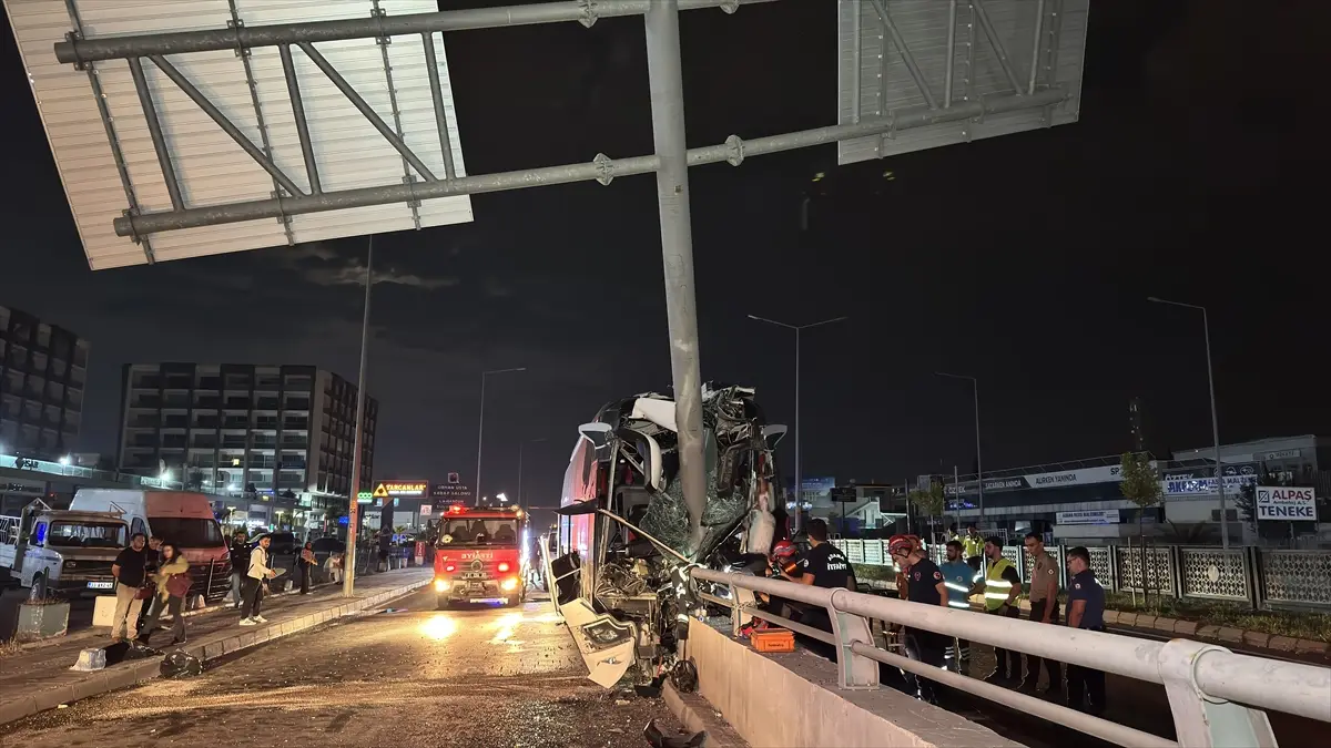 Adana'da yolcu otobüsü kazası: 11 kişi yaralandı
