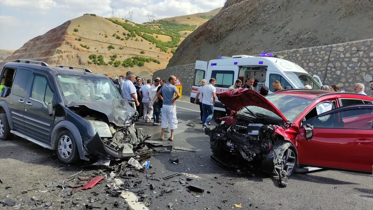 Bingöl'de kaza: Hafif ticari araç ve otomobil çarpıştı, 5 yaralı