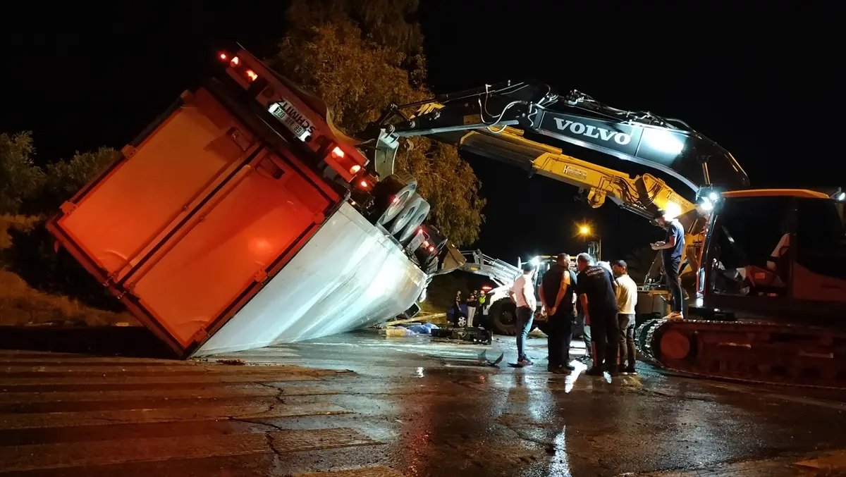 Antalya Manavgat'ta tır kazası: 2 kişi yaşamını yitirdi