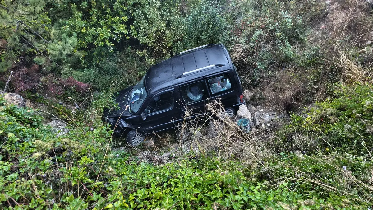 Karabük'te trafik kazası: Hafif ticari araç şarampole devrildi