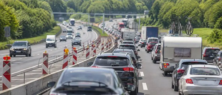 Almanya'da yoğun seyahat hafta sonu: Dönüş trafiği kuyruklara yol açacak