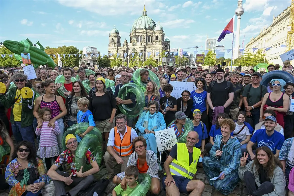 Berlin'de Spree Nehri'nde 101 yıllık yüzme yasağına karşı eylem