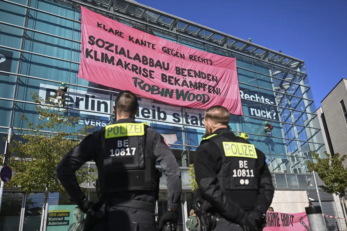 Berlin'de CDU Genel Merkezi önünde iklim ve AfD protestosu