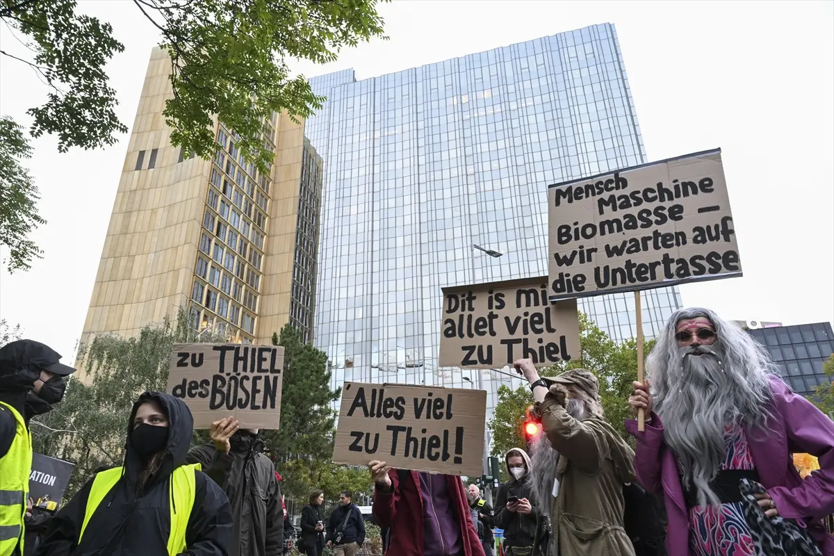 Peter Thiel'e Berlin'de ödül protestosu: Yüzlerce kişi yürüdü