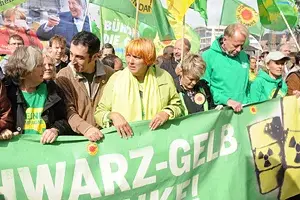 *** Nükleer santrallere karşı dev protesto
