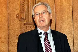 Aşırı sağcı şiddete karşı saygı duruşu