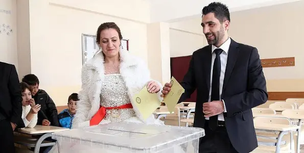 Düğünden önce sandık başına gittiler