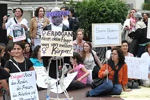 Kürtaj yasağı ve kadına şiddet protesto edildi