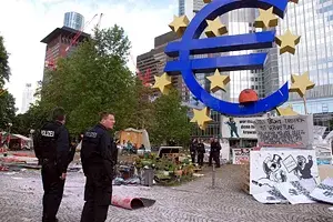 Occupy eylemcilerin kampı dağıtıldı