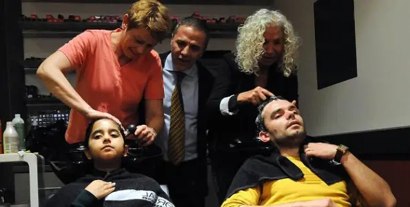 Türk kuaförler mülteci kadınların saçlarını kesti