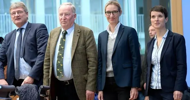 AfD liderinin yüzerken giysileri çalındı