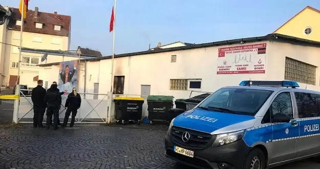 Almanya'da bir günde 3 camiye saldırı
