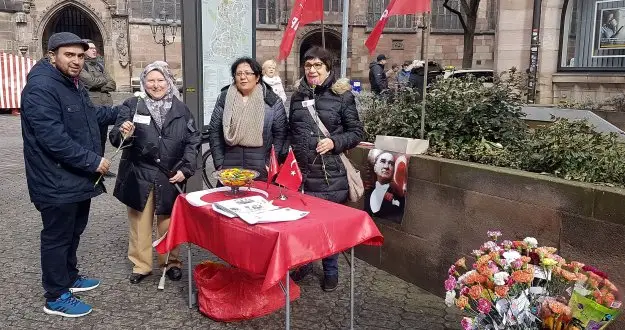 CHP Kuzey Bavyera Birliği, kadınlara karanfil dağıttı