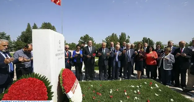 Ecevit doğum gününde kabri başında anıldı