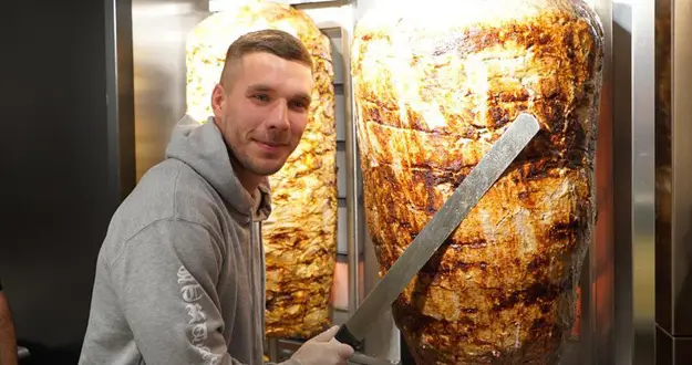 Podolski Köln'de dönerci açtı