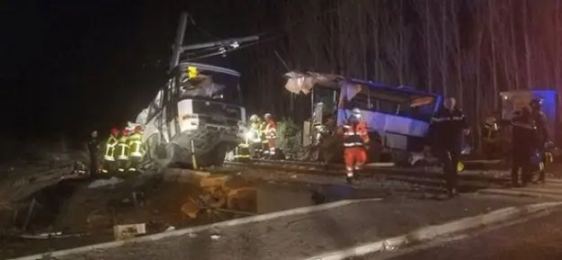 Tren otobüsü ile çarpıştı: 4 ölü, 24 yaralı