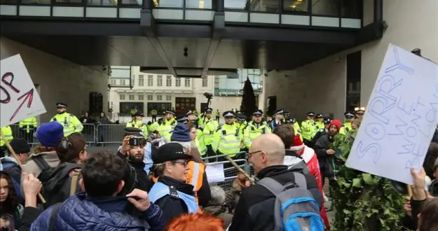 Çevreciler BBC'yi protesto etti