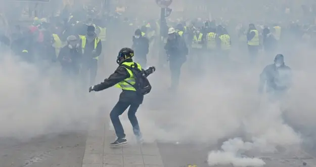 Fransa'da sarı yelekliler yeniden sokaklarda