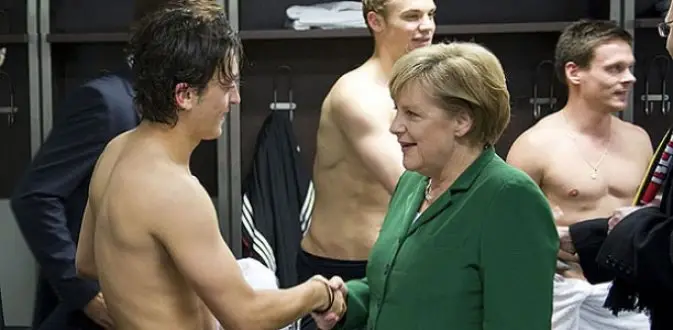 Merkel: ''Özil'in kararına saygılıyız''