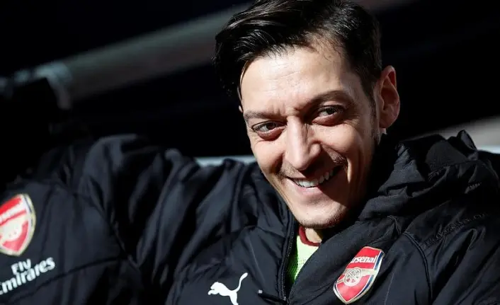 Mesut Özil'in Erdoğan'ı düğününe davet etmesi tepki çekti