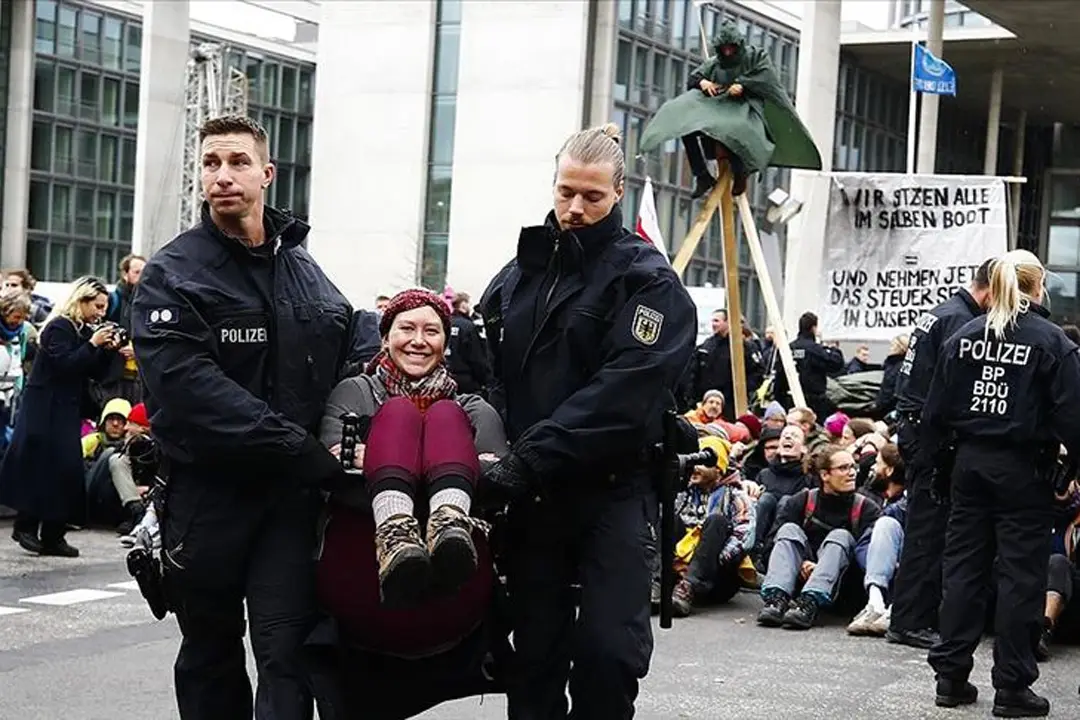Berlin'de çevrecilerin "işgal eylemi" sürüyor