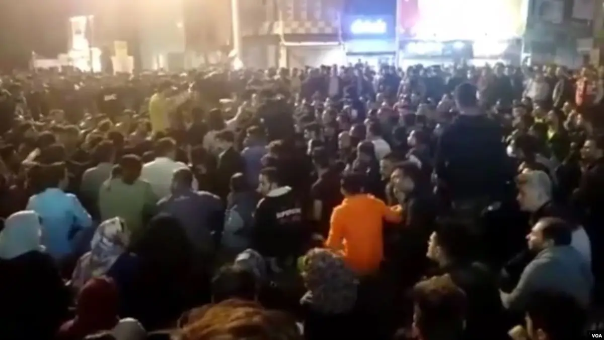 İran'da Benzine Yapılan Zam Sokakları Karıştırdı