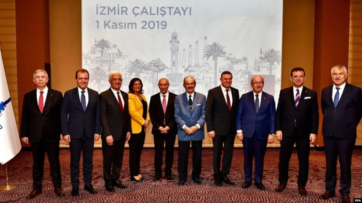 CHP'li Büyükşehir Belediye Başkanları İzmir'de Toplandı