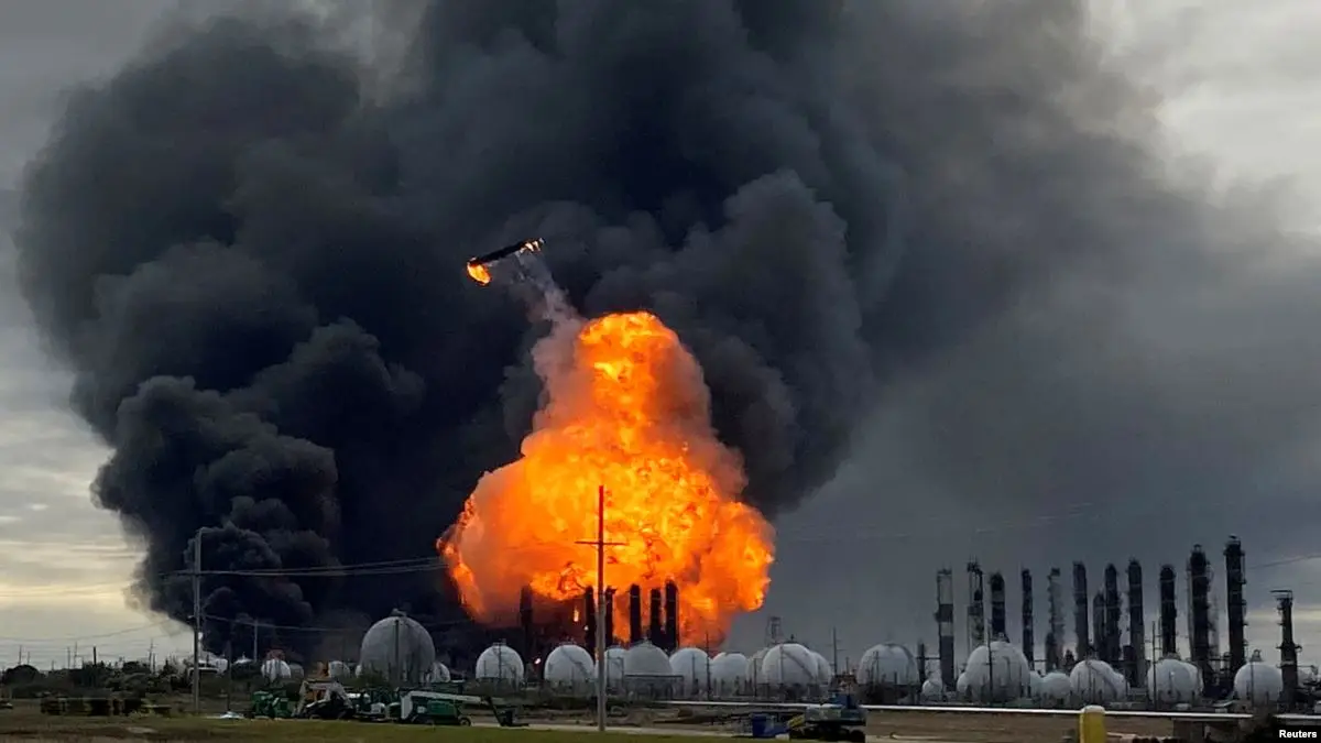 Teksas'ta Petrokimya Tesisindeki Yangın Kontrol Altına Alınamıyor