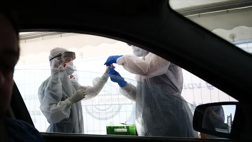 Berlin’de sürücülere yönelik Kovid-19 test istasyonu kuruldu