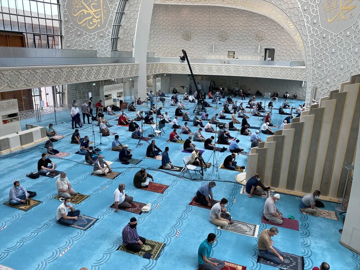 Almanya'da Kovid-19 salgını sonrası ilk cuma namazı kılındı