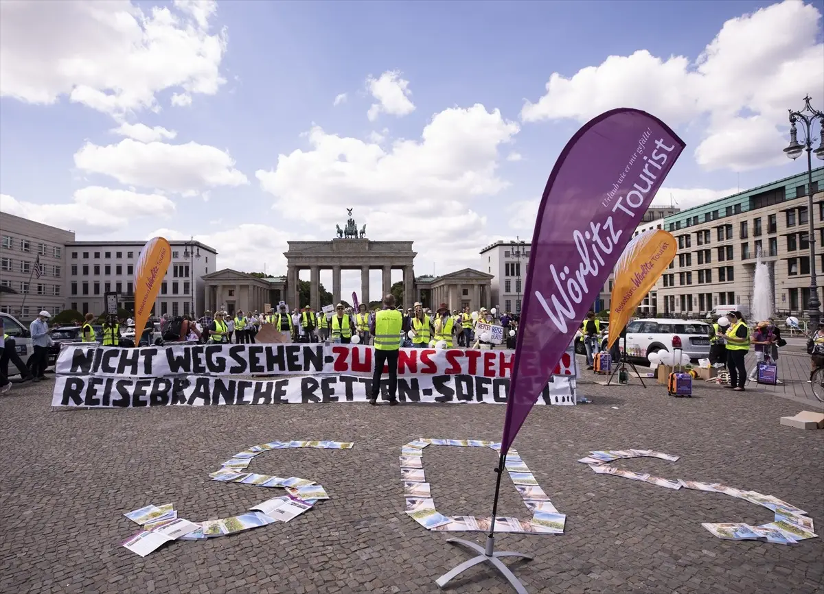 Berlin’de turizmciler sokaklara indi