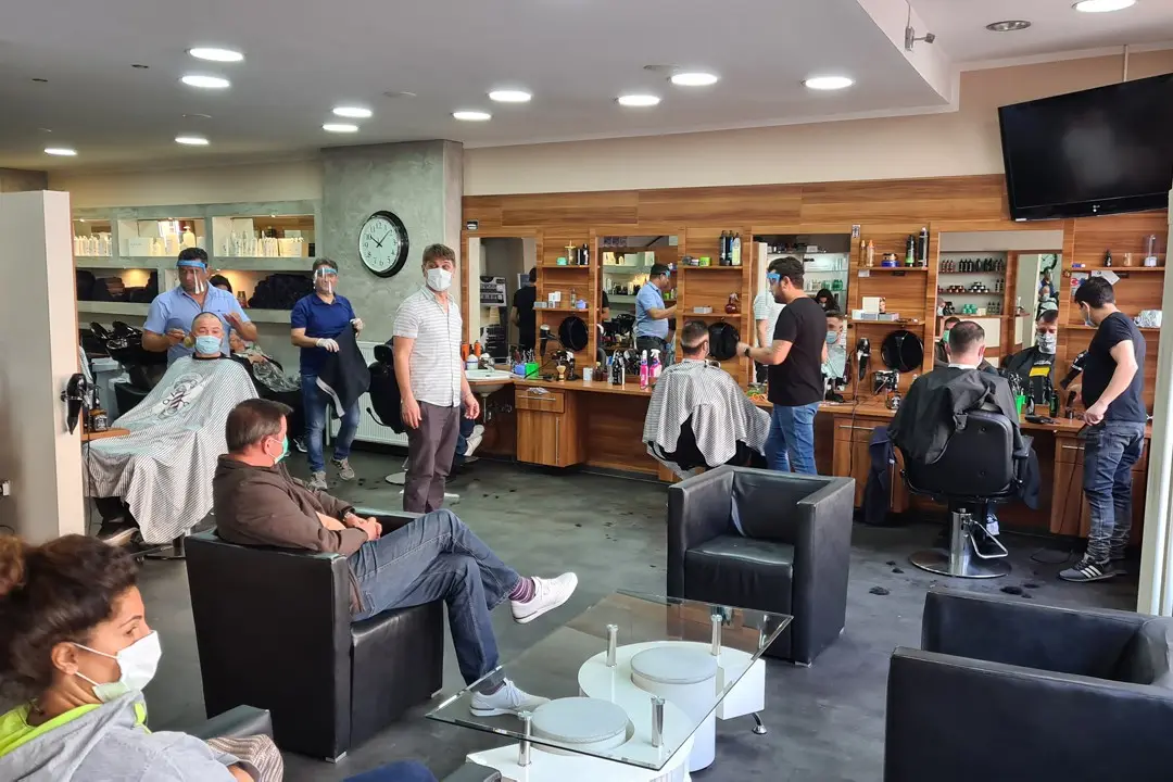Berberler iş başı yaptı, salonlar doldu, kuyruklar uzadı