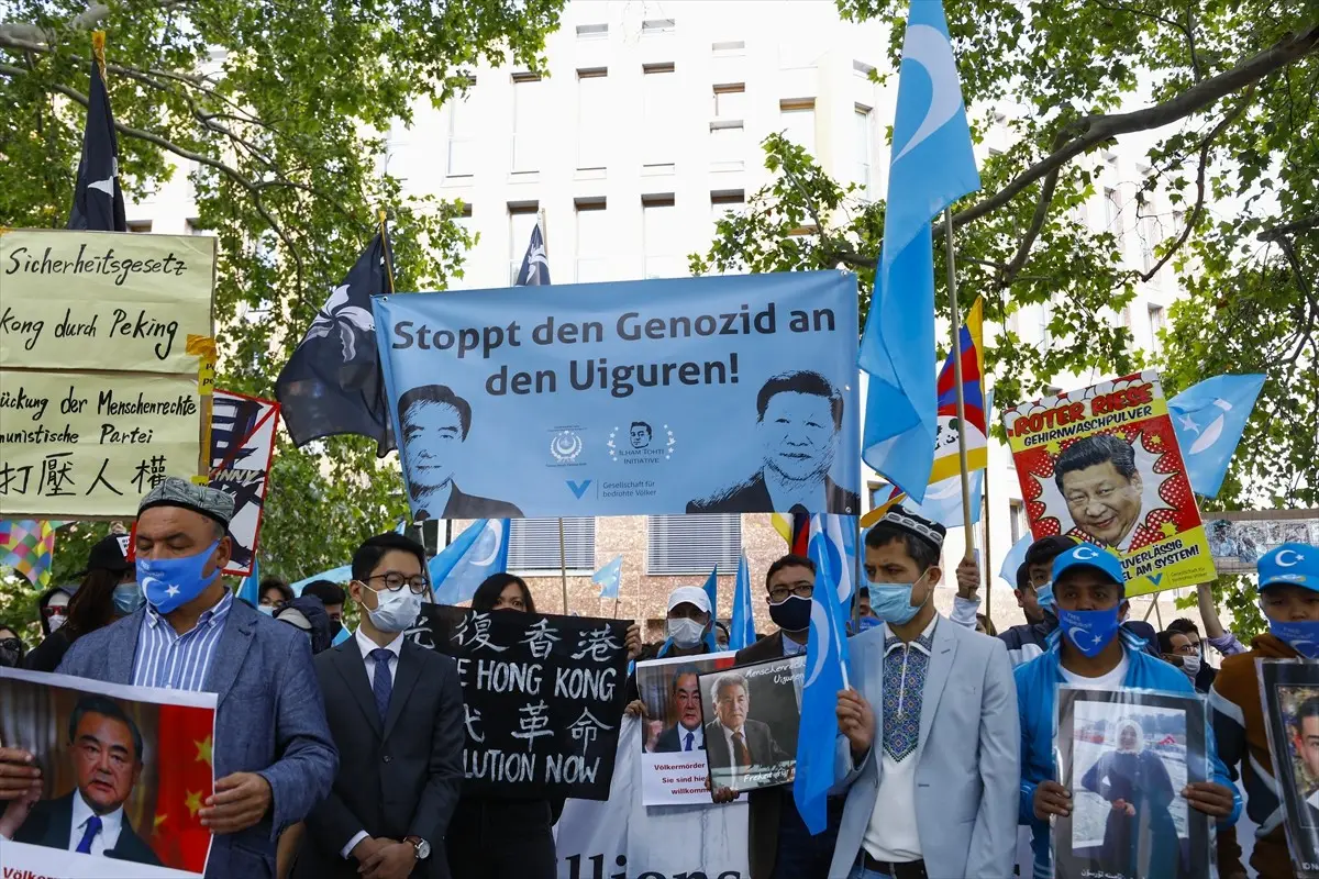 Çinli bakan Berlin'de protesto edildi